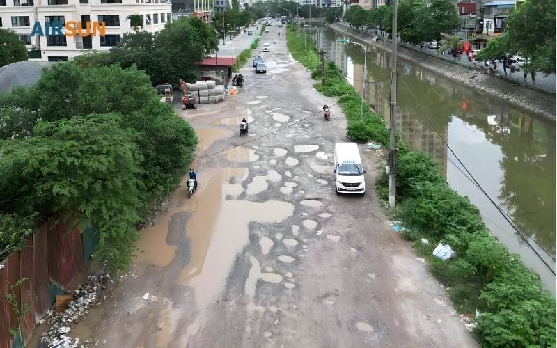Trời mưa không chỉ biến thành vũng nước lớn mà còn gây mùi nặng