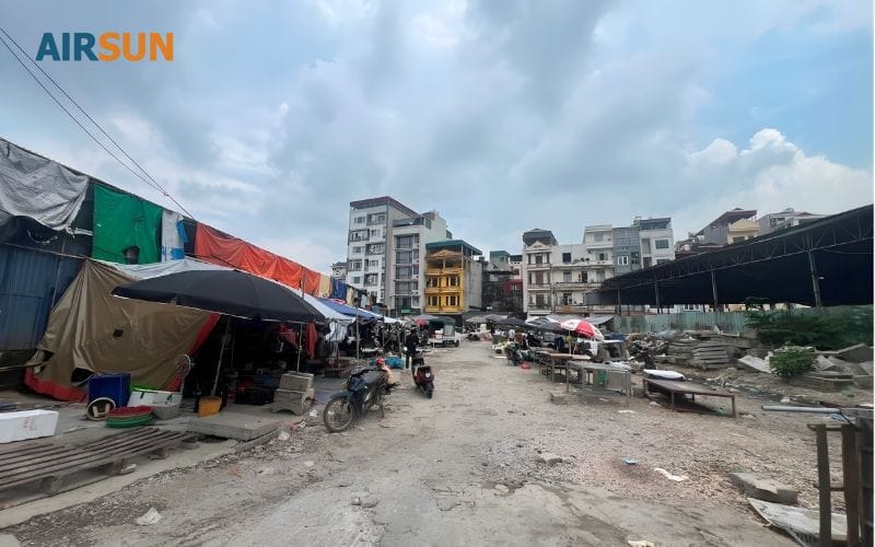 Lối đi vào vật liệu ngổn ngang