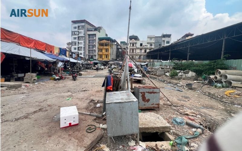 Sát trường Đại học gây ô nhiễm, sinh viên không thể đeo khẩu trang khi học