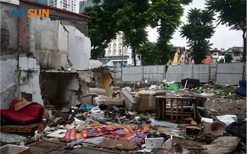 Nhiều ngôi nhà bị phá nhưng vẫn đầy rác thải, côn trùng trú ẩn