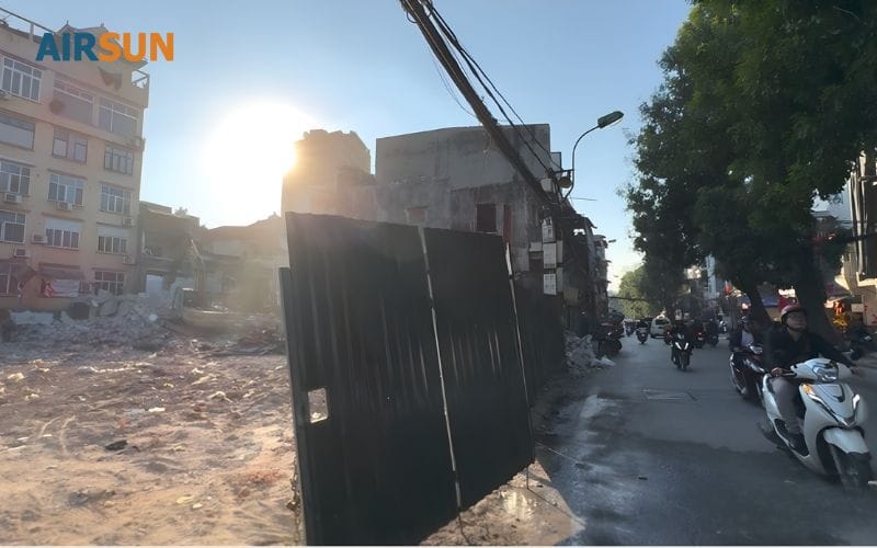 Đường bụi bẩn ngày đêm chưa được khắc phục