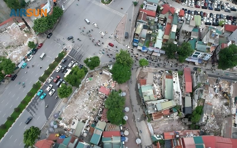 Tuyến đường nhìn từ trên cao khá hoang tàn, ô nhiễm