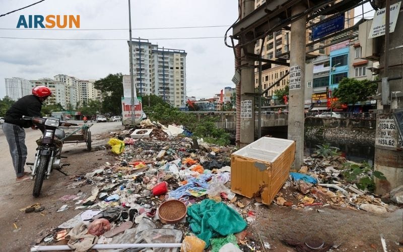 Con đường ngập ngụa rác bẩn, mùi hôi