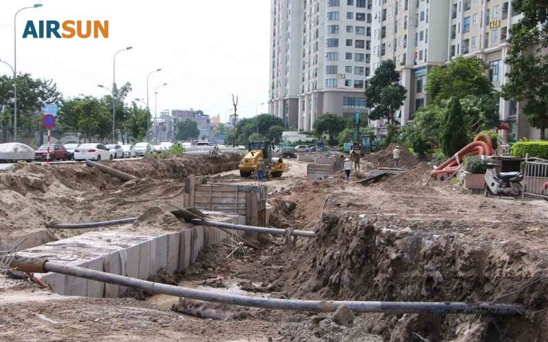 Nhiều con đường bụi mù mịt, sát nhiều toà chung cư