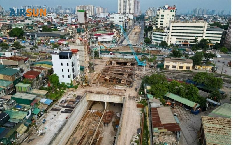 Ngày đêm xây dựng khiến không khí ô nhiễm, tắc đường