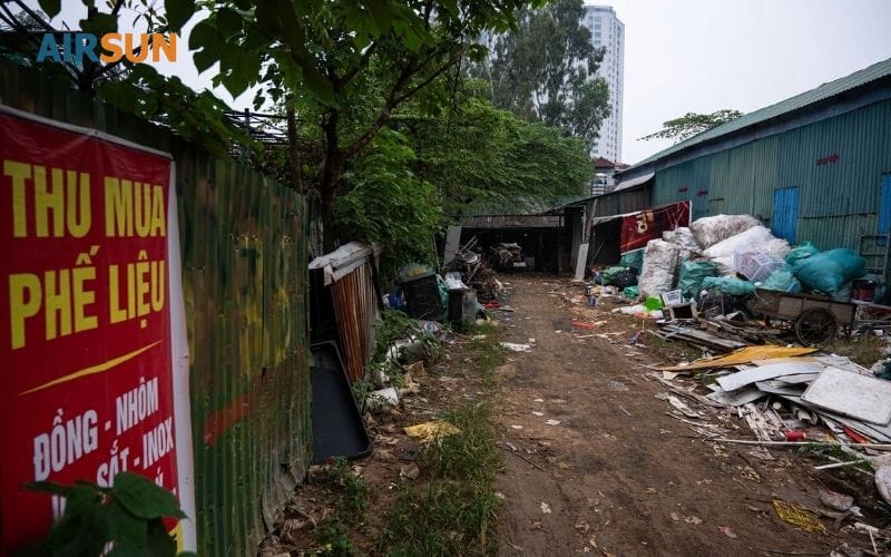 Con đường trở thành nơi chứa rác thải