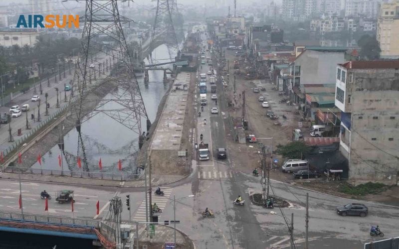 Trời hanh khô bụi bay đầy trong không khí