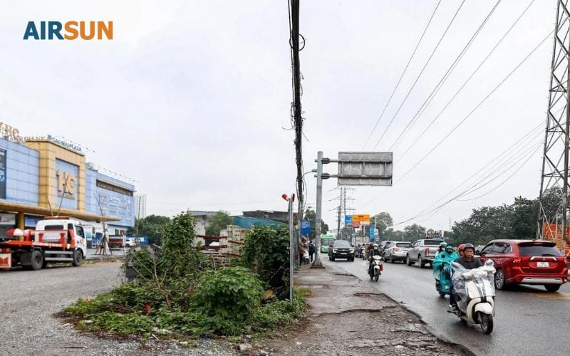 Đường mưa bùn trơn lấm bẩn