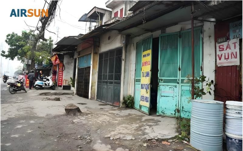 Nhiều nhà mặt đường phải đóng cửa tránh bụi