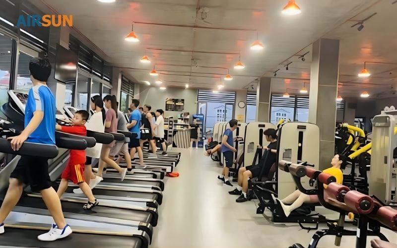 Đông người tập gym vào giờ tan tầm