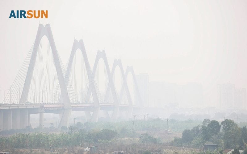 Người dân di chuyển trong tầm nhìn khó khăn